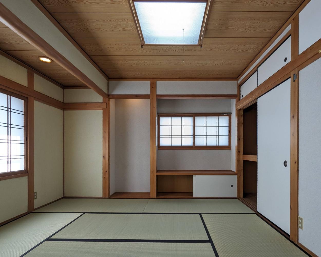 豊中市西緑丘１丁目の賃貸物件/【2階】DKから繋がる8畳の和室。２方向に窓があり障子付き。押入れ、床の間もあります。