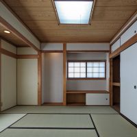 豊中市西緑丘１丁目の賃貸物件/【2階】DKから繋がる8畳の和室。２方向に窓があり障子付き。押入れ、床の間もあります。