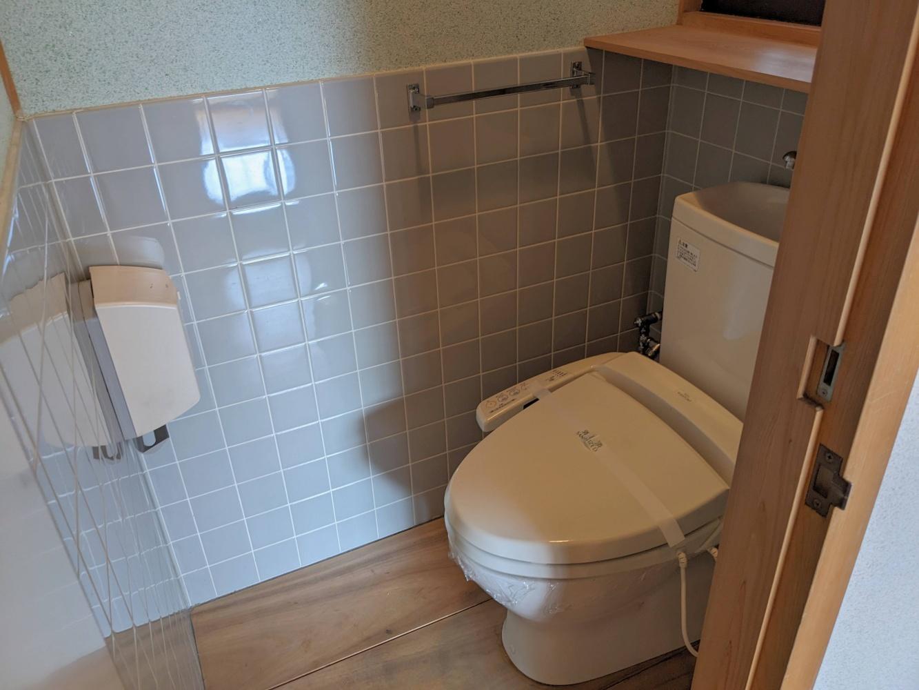 豊中市西緑丘１丁目の賃貸物件/【2階】トイレも腰壁までタイル張りと水回りには統一感があります。