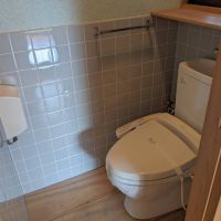 豊中市西緑丘１丁目の賃貸物件/【2階】トイレも腰壁までタイル張りと水回りには統一感があります。
