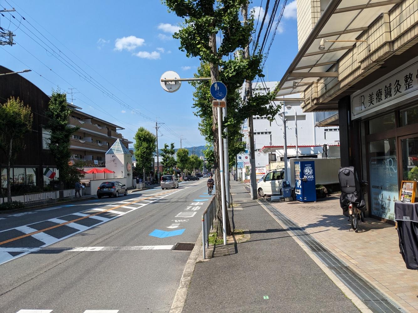 豊中市西緑丘１丁目の賃貸物件/前面道路。徒歩1分でスタバがあります。