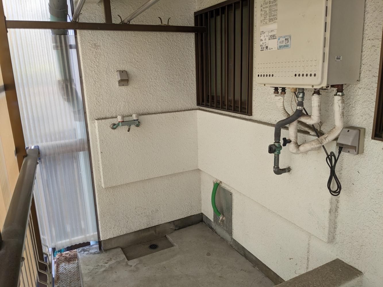 豊中市西緑丘１丁目の賃貸物件/【3階】階段横の細い通路を進んだ先に洗濯置場があります。この動線は少し不便に感じるかもしれません。