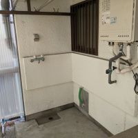 豊中市西緑丘１丁目の賃貸物件/【3階】階段横の細い通路を進んだ先に洗濯置場があります。この動線は少し不便に感じるかもしれません。