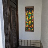 豊中市西緑丘１丁目の賃貸物件/【3階】ステンドグラスのデザインは２階と異なります。
