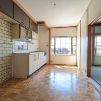 豊中市西緑丘１丁目の賃貸物件/【3階】DKはキャビネットの色が違います。
