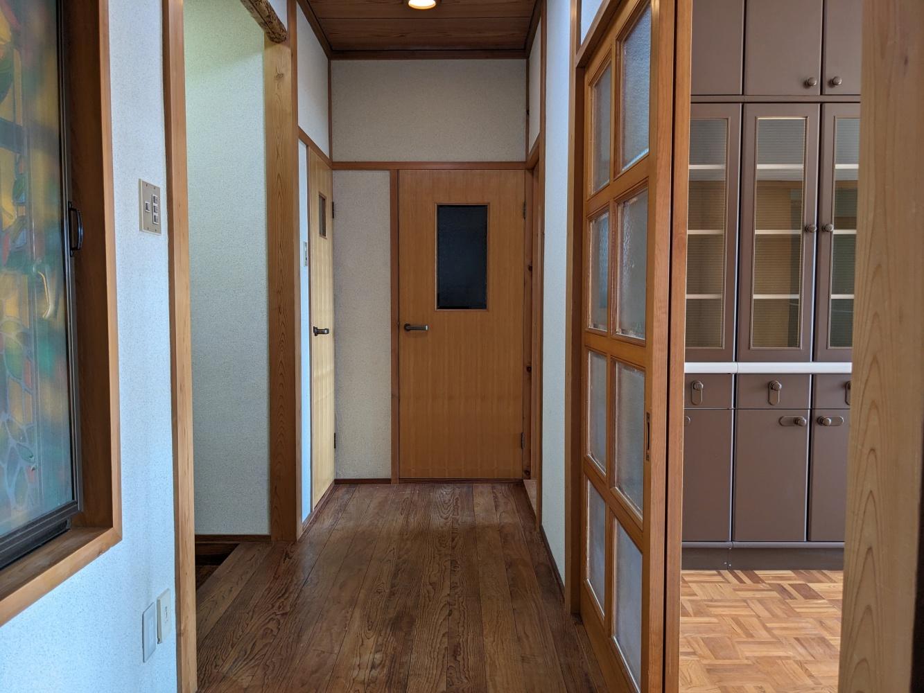 豊中市西緑丘１丁目の賃貸物件/【3階】和室から廊下を見る。左手が玄関です。