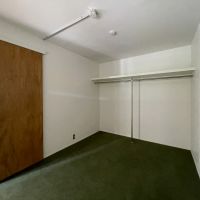 堺市南区原山台1丁2-1の売買物件/床は緑色のタイルカーペット