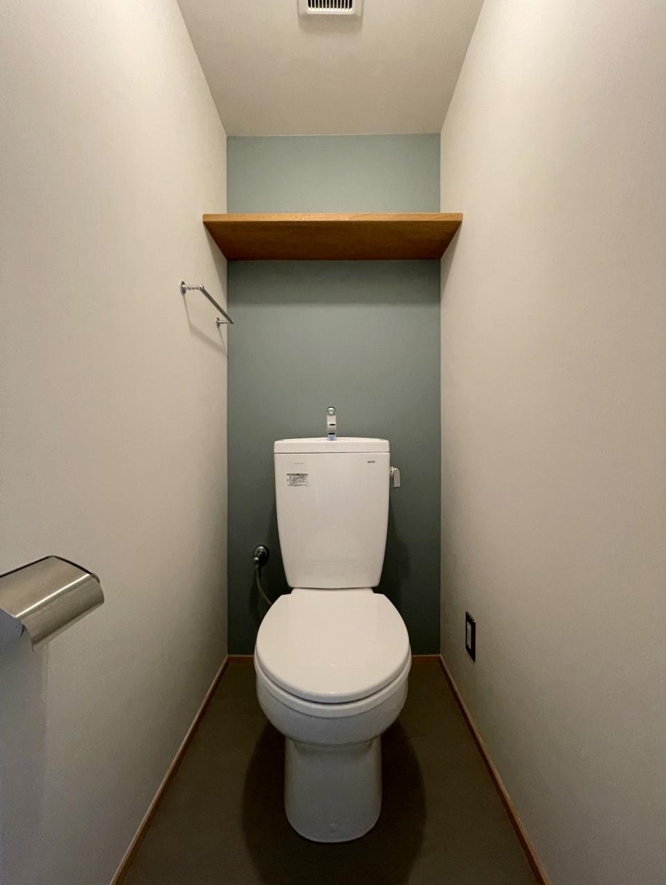 堺市南区原山台1丁2-1の売買物件/トイレはブルーグレーのポイントクロス