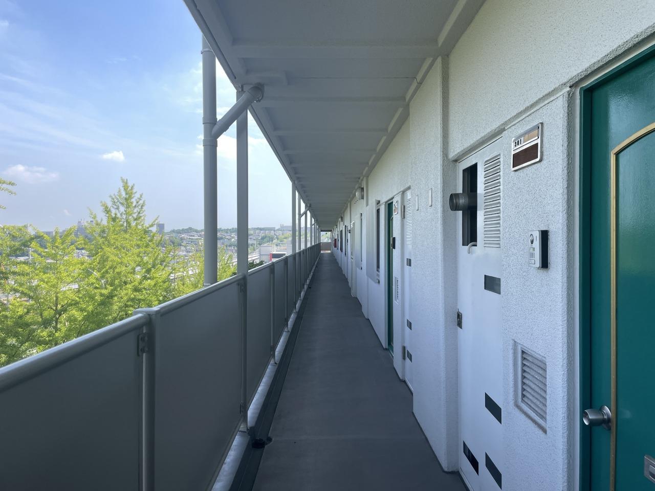 堺市南区原山台1丁2-1の売買物件/住戸前の共用廊下、ここからの抜け感も素晴らしい