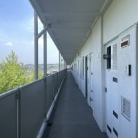 堺市南区原山台1丁2-1の売買物件/住戸前の共用廊下、ここからの抜け感も素晴らしい