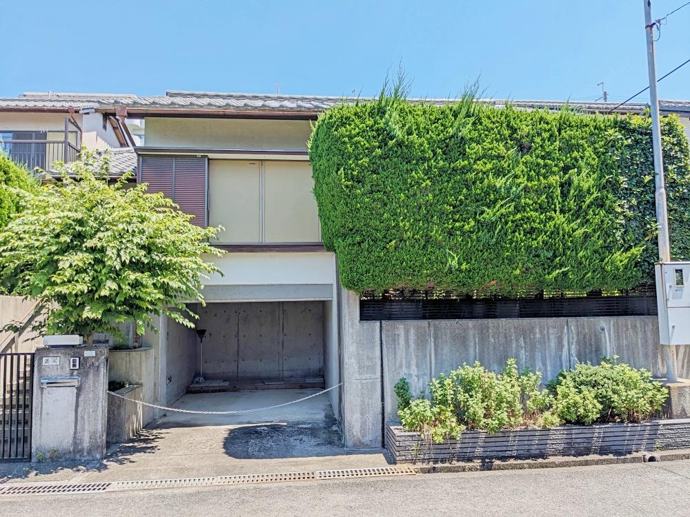 堺市南区槇塚台2丁目の売買物件/豊かな植栽が目隠しにもなっています。車庫付きです。