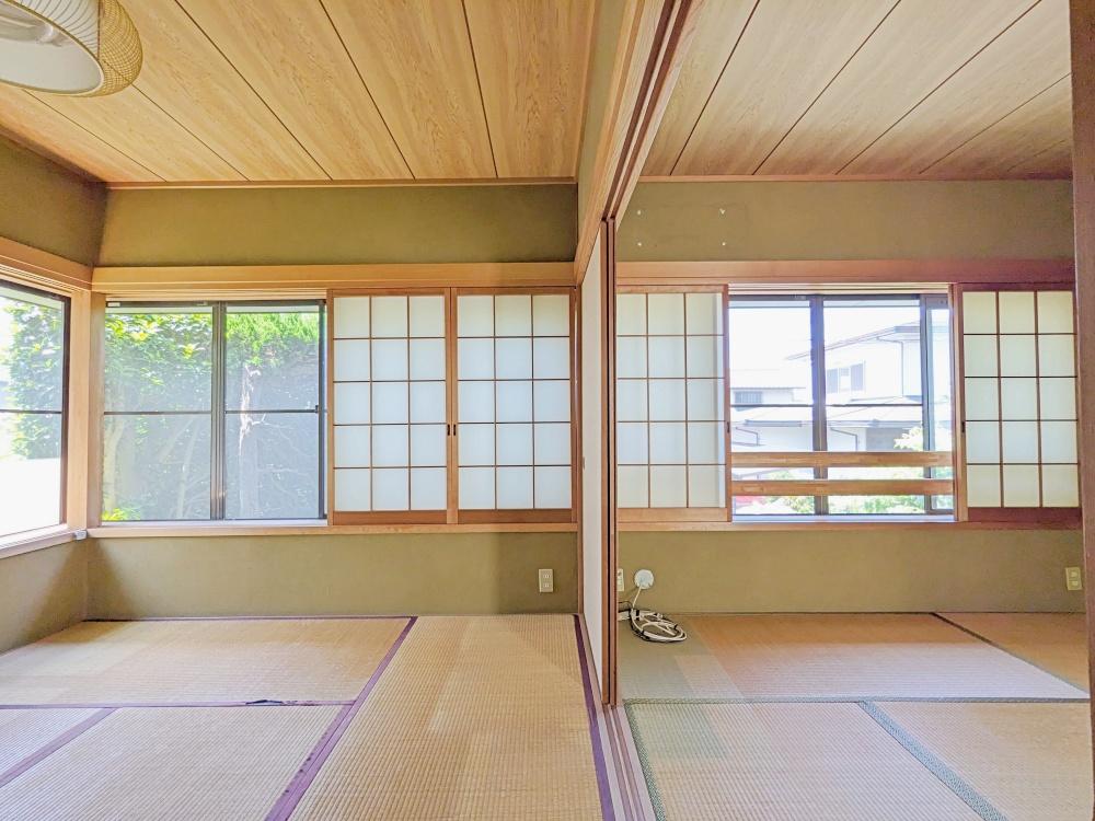 堺市南区槇塚台2丁目の売買物件/玄関横の２室一体の和室。L型の窓からは自然光がたくさん入ってきます。目隠しの緑も。