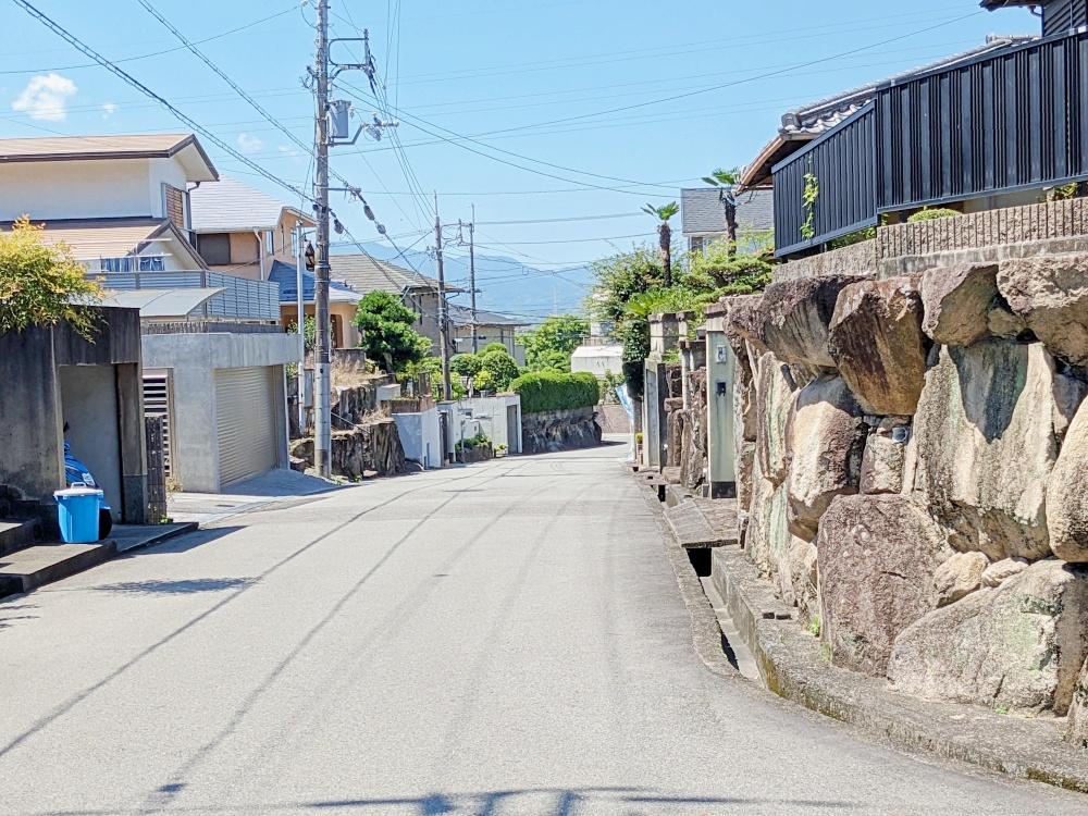 堺市南区槇塚台2丁目の売買物件/南側に伸びる道路からは和泉山脈が見えます。