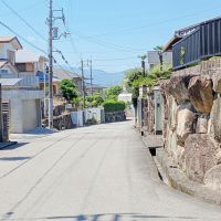 堺市南区槇塚台2丁目の売買物件/南側に伸びる道路からは和泉山脈が見えます。