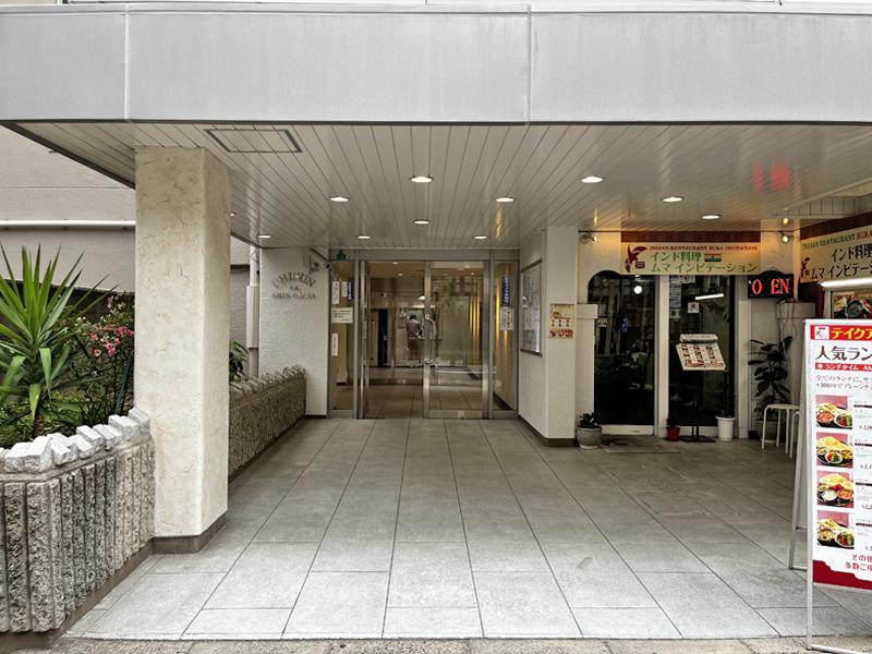 大阪市淀川区西中島７丁目の売買物件/1Fには飲食店、白を基調としたエントランス。
