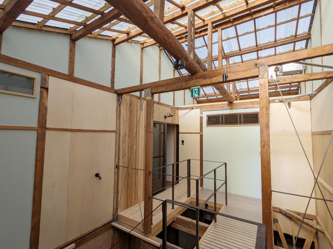 大阪市城東区蒲生４丁目の賃貸物件/2階の住戸へは渡り廊下から入ります。