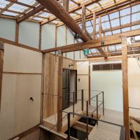 大阪市城東区蒲生４丁目の賃貸物件/2階の住戸へは渡り廊下から入ります。