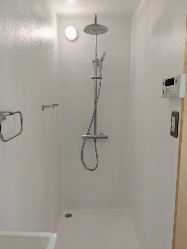 大阪市城東区蒲生４丁目の賃貸物件/トイレの向かいにシャワーユニットがあります。