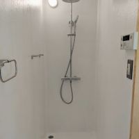 大阪市城東区蒲生４丁目の賃貸物件/トイレの向かいにシャワーユニットがあります。