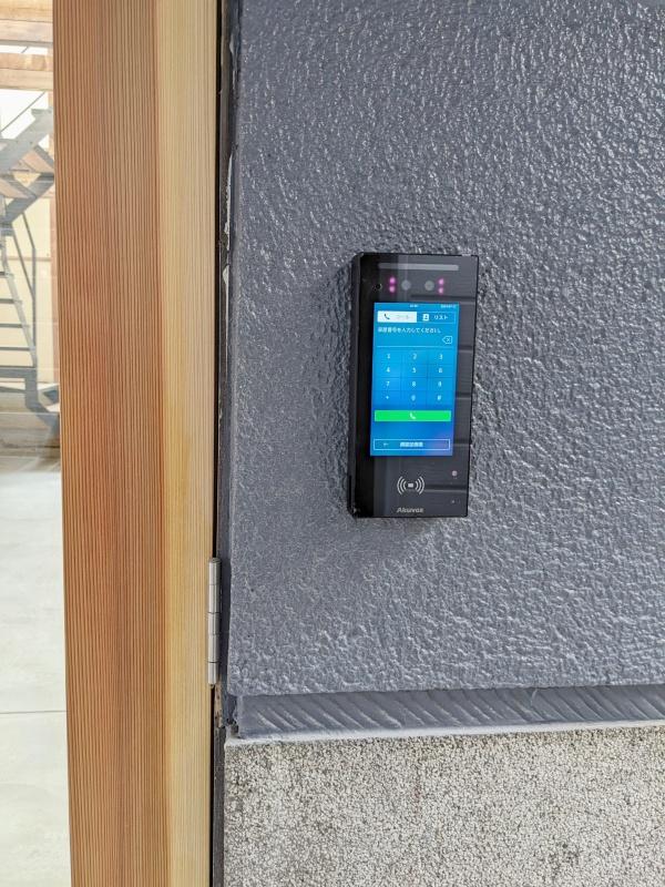 大阪市城東区蒲生４丁目の賃貸物件/コモンスペースの玄関には顔認証付きのオートロックがあり、防犯性にも優れています。