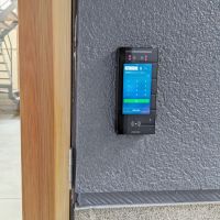 大阪市城東区蒲生４丁目の賃貸物件/コモンスペースの玄関には顔認証付きのオートロックがあり、防犯性にも優れています。
