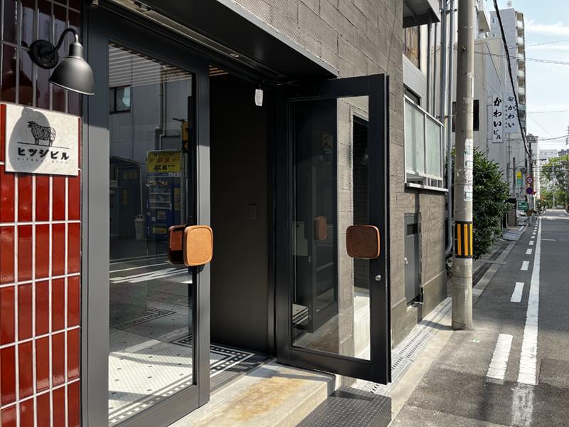 大阪市北区天満３丁目４&minus;１１の賃貸物件/ビルはリノベーションされ「ヒツジビル」として生まれ変わりました。