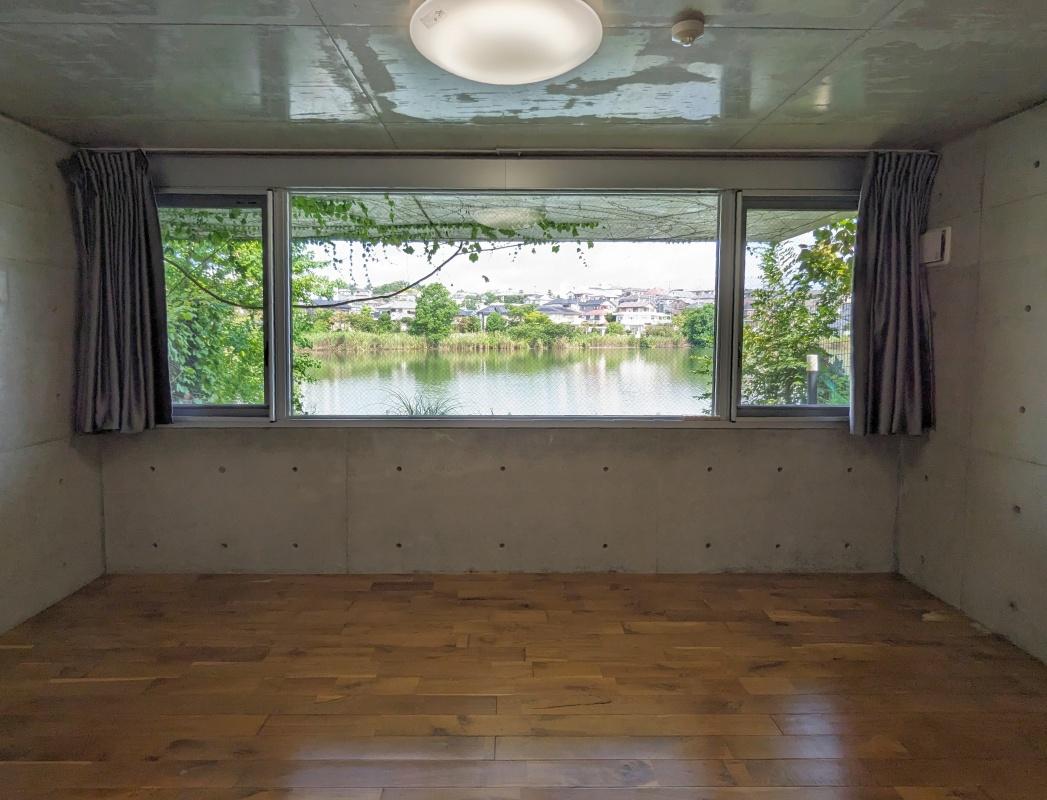 大阪府茨木市南春日丘4丁目の賃貸物件/部屋から見える松沢池の風景。椅子は窓向きになることでしょう。