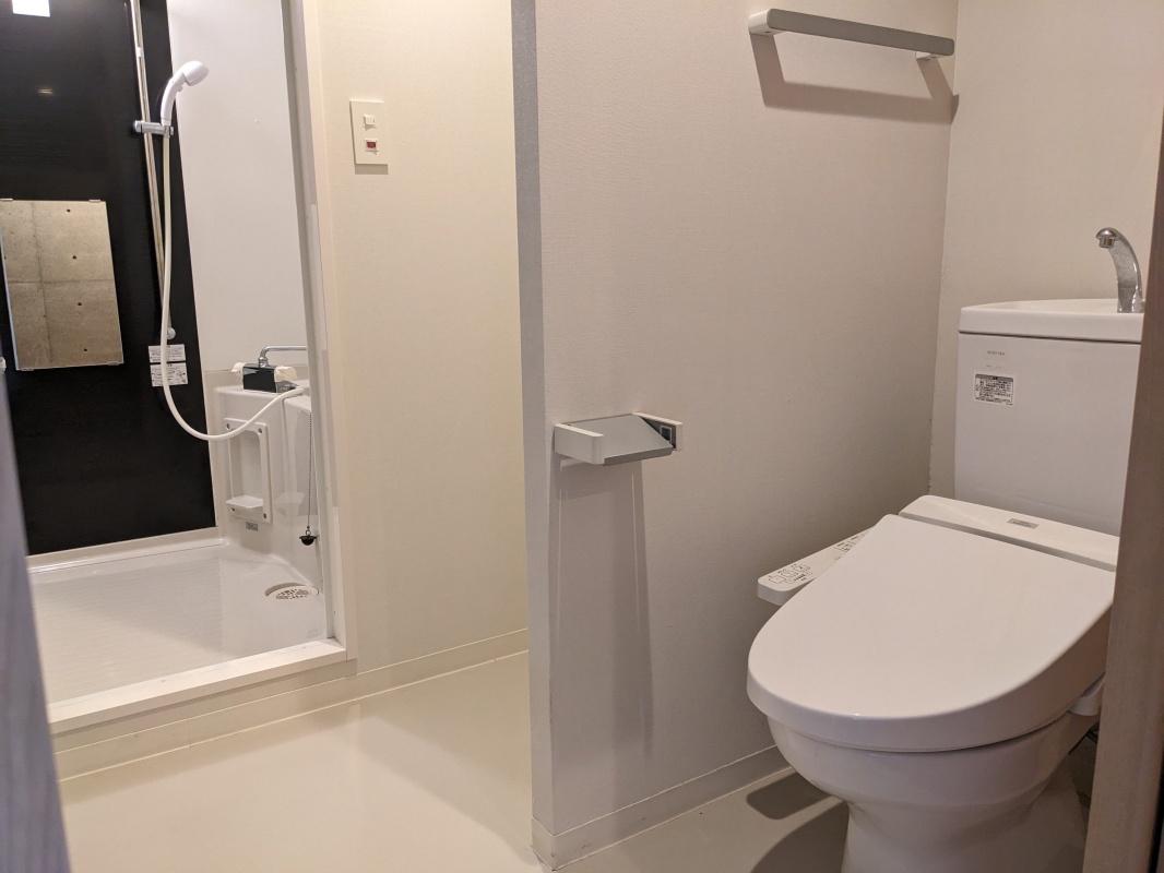 大阪府茨木市南春日丘4丁目の賃貸物件/トイレとその壁の奥には洗濯機置き場があります。