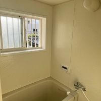 東大阪市額田町の賃貸物件/お風呂場からの景色も良いんです&hellip;天井に窓の格子が映っている&hellip;！