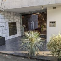 大阪府豊中市桜の町の賃貸物件/スタイリッシュな外観と整えられた植栽。