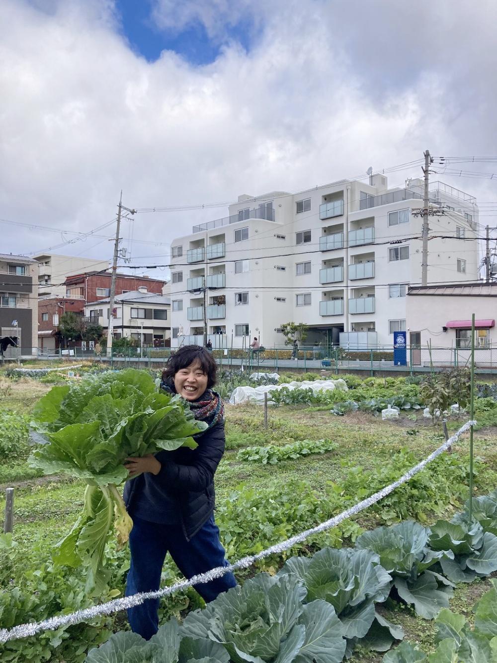 大阪市住吉区大領4丁目の賃貸物件/スタッフも収穫体験させてもらい、この笑顔＾＾（奥の白い低層マンションが、当物件）