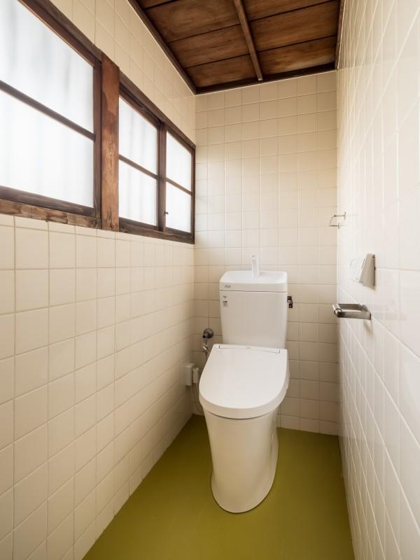 吹田市の賃貸物件/トイレにも木製建具がついています。