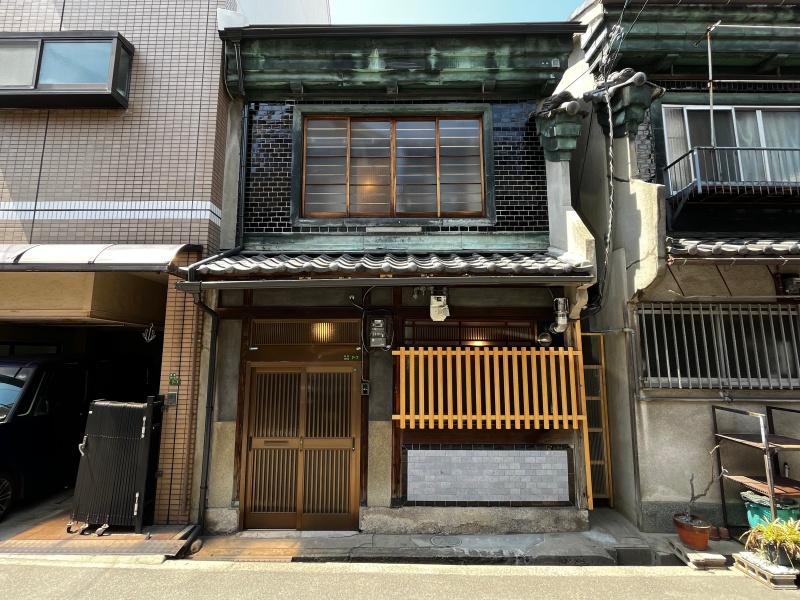 大阪市大正区泉尾4丁目の賃貸物件/外観。当時を思わせる箱軒（軒を銅板でくるんでいるもの）と黒タイルが魅力的。