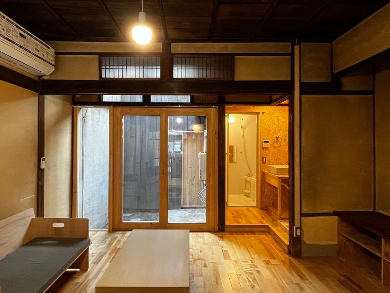 大阪市大正区泉尾4丁目の賃貸物件/キッチンからリビングを見る。
オリジナルデザインのソファーも座り心地バツグンです。