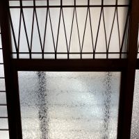 大阪市大正区泉尾4丁目の賃貸物件/希少な結霜ガラスの既存建具。デザインが艶やか。