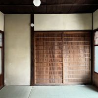 大阪市大正区泉尾4丁目の賃貸物件/使い勝手のいい押入。舞良戸（室町時代・書院造様式の建具）が使われており伝統を感じる佇まい。