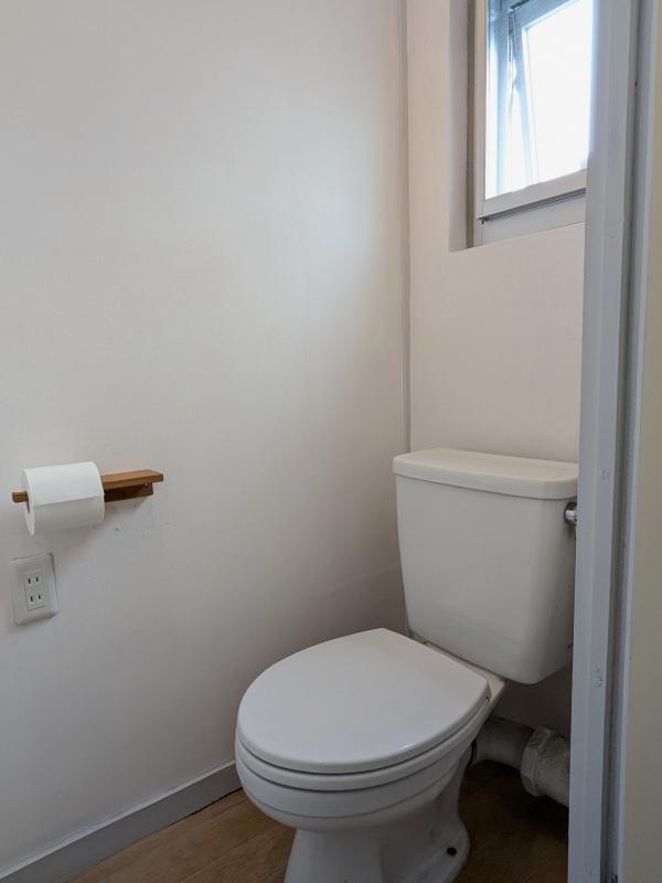 大阪府富田林市寺池台一丁目の売買物件/トイレはコンセントがあるのでウォシュレットを付けることもできます。
