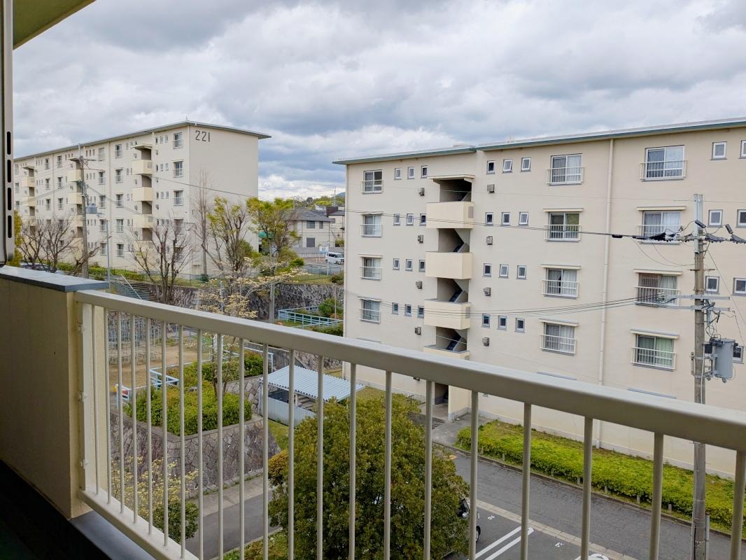 大阪府富田林市寺池台一丁目の売買物件/棟の間から密かに山が見えるのがちょっと嬉しいポイントです。
