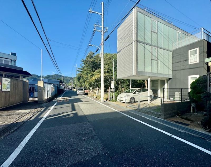 大阪府箕面市桜5丁目の売買物件/前面道路は6.6mあるので車庫入れもし易いです。