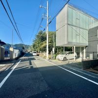 大阪府箕面市桜5丁目の売買物件/前面道路は6.6mあるので車庫入れもし易いです。