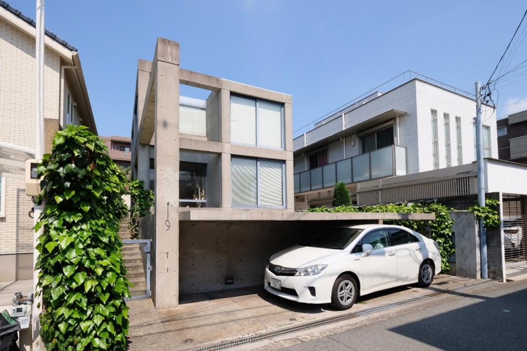 大阪市住吉区帝塚山中の売買物件/蔦に導かれる玄関アプローチ