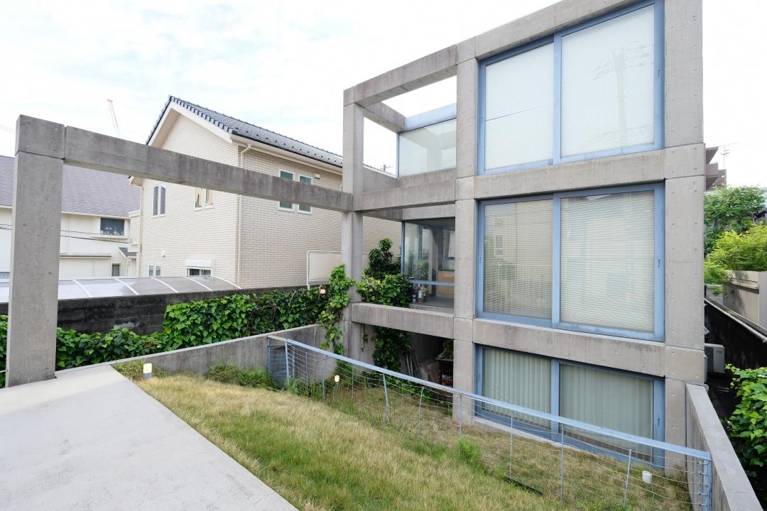 大阪市住吉区帝塚山中の売買物件/芝生に写る影が日時計に