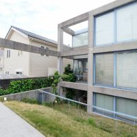 大阪市住吉区帝塚山中の売買物件/芝生に写る影が日時計に