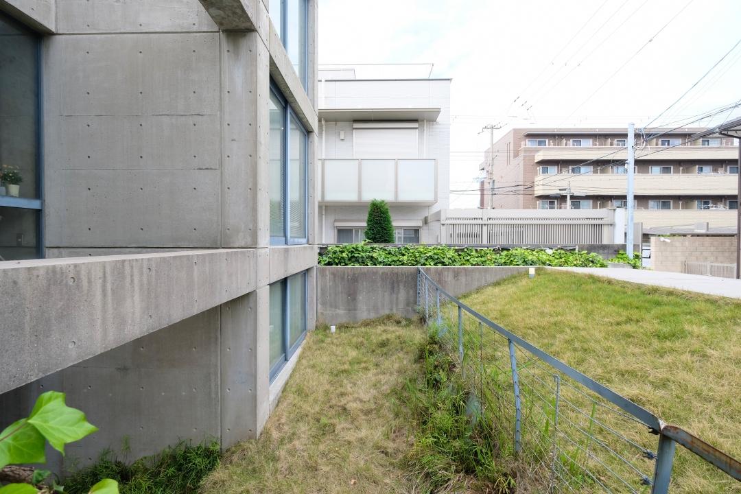 大阪市住吉区帝塚山中の売買物件/不思議な中庭の断面構成