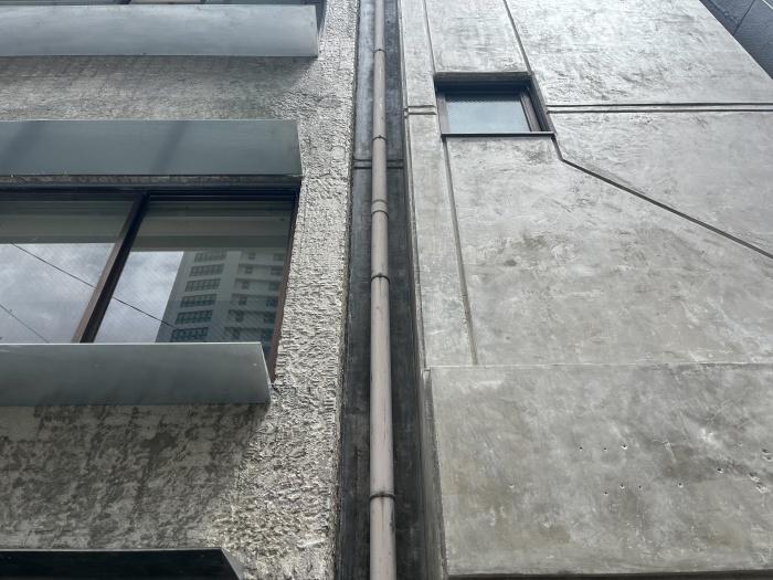 大阪市西区新町3丁目の賃貸物件/左側はタイルを剥がした仕上げ、右側は塗装を削った仕上げ。