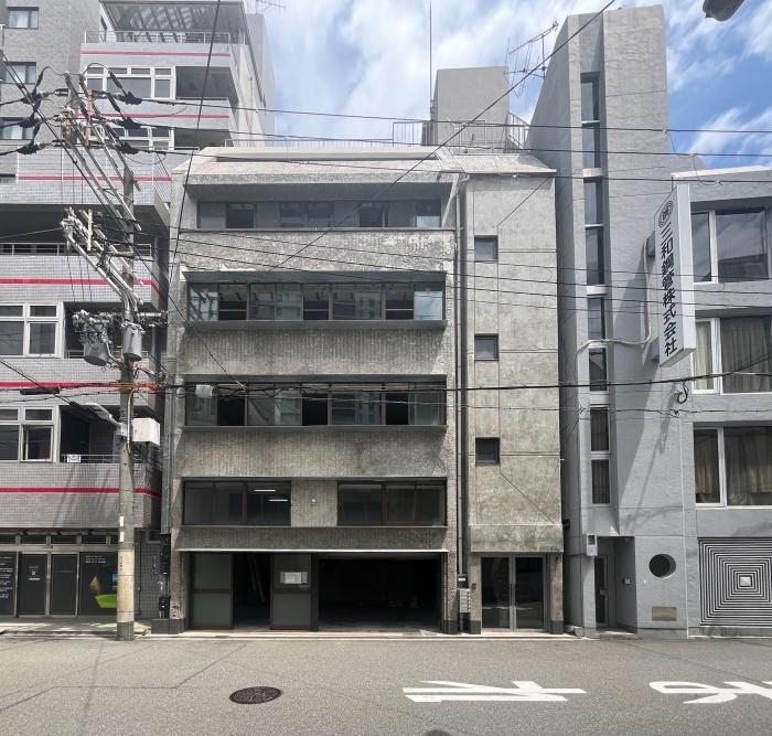 大阪市西区新町3丁目の賃貸物件/既存の外壁タイルを削ることで現れた、コンクリートの躯体。