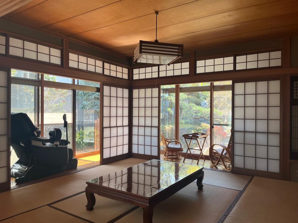 吹田市山田西３の売買物件/和室をぐるりとなぞる二面の縁側。