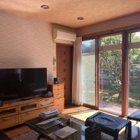 吹田市山田西３の売買物件/壁一面の掃き出し窓が明るいリビング。