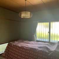 吹田市山田西３の売買物件/足元の地窓が重心を下げて、落ち着く空間です