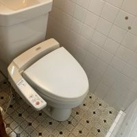 大阪市東淀川区菅原7の賃貸物件/101の2階のトイレは床タイルが可愛い。